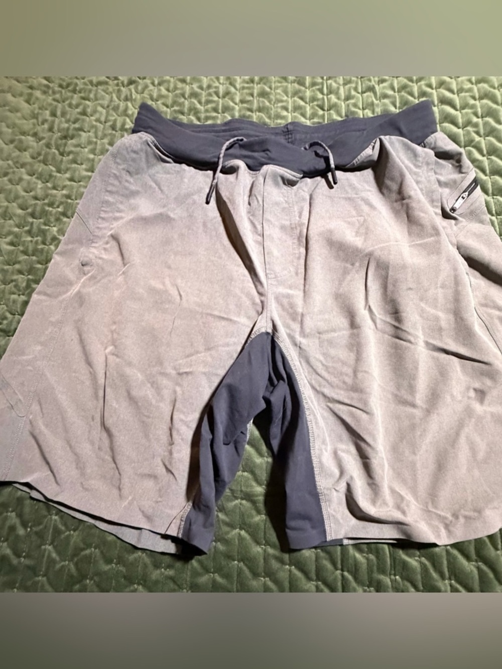 Lululemon Men's Assert Shorts athletic lightweight, moisture-wicking gray Large‎